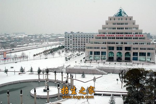 校园雪景