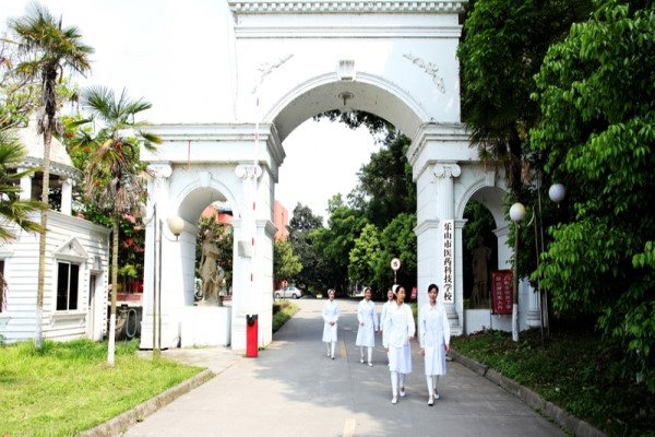 成都职业高中招生-成都医药科技学校学费